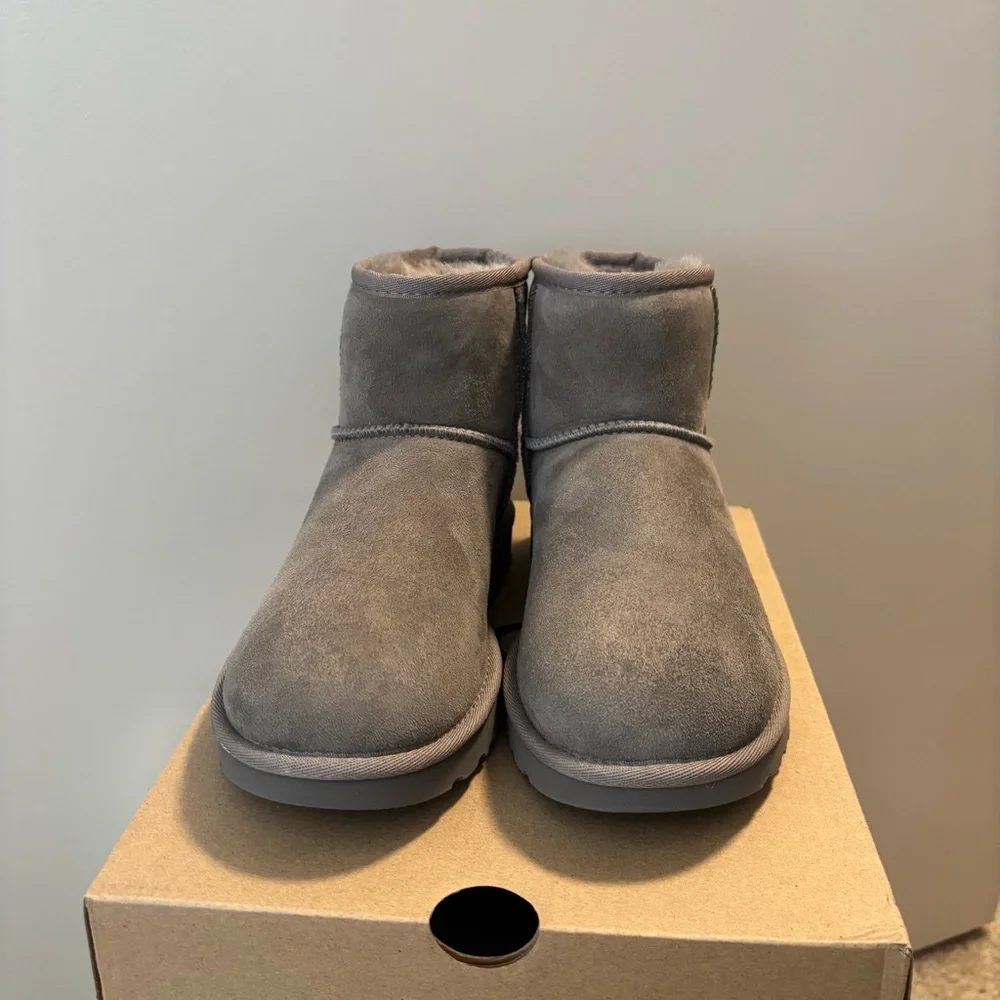 UGG Classic Mini II Boot in Smoke Plume Size 6 Women’s